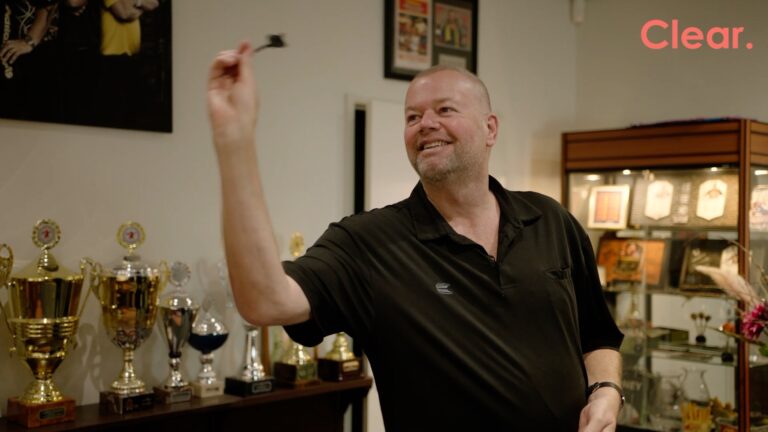 Review darter Raymond van Barneveld